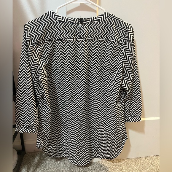 Black and white blouse from French Connection. Size 6 - Picture 2 of 3